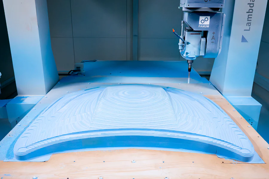 Usinage CNC d'un moule de produit bleu